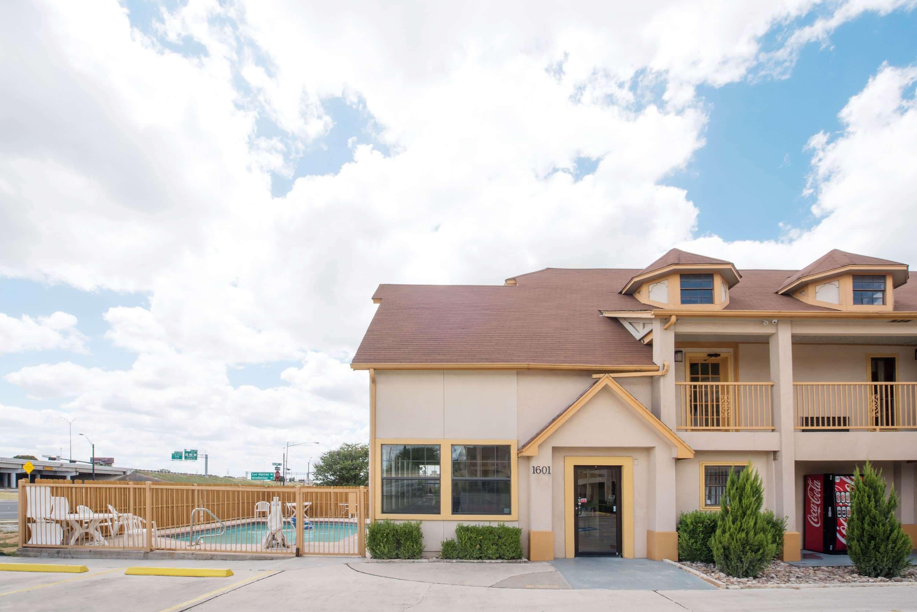 Howard Johnson By Wyndham San Marcos Exterior photo