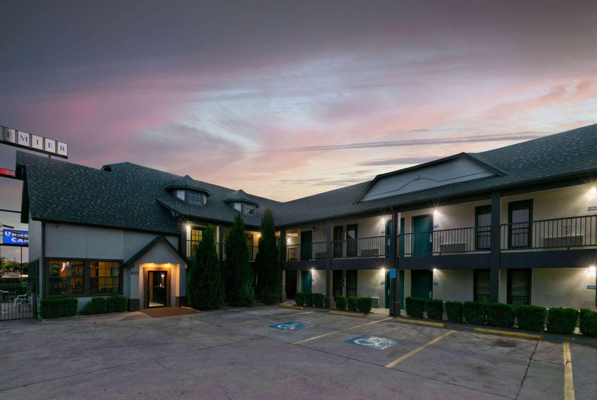Howard Johnson By Wyndham San Marcos Exterior photo
