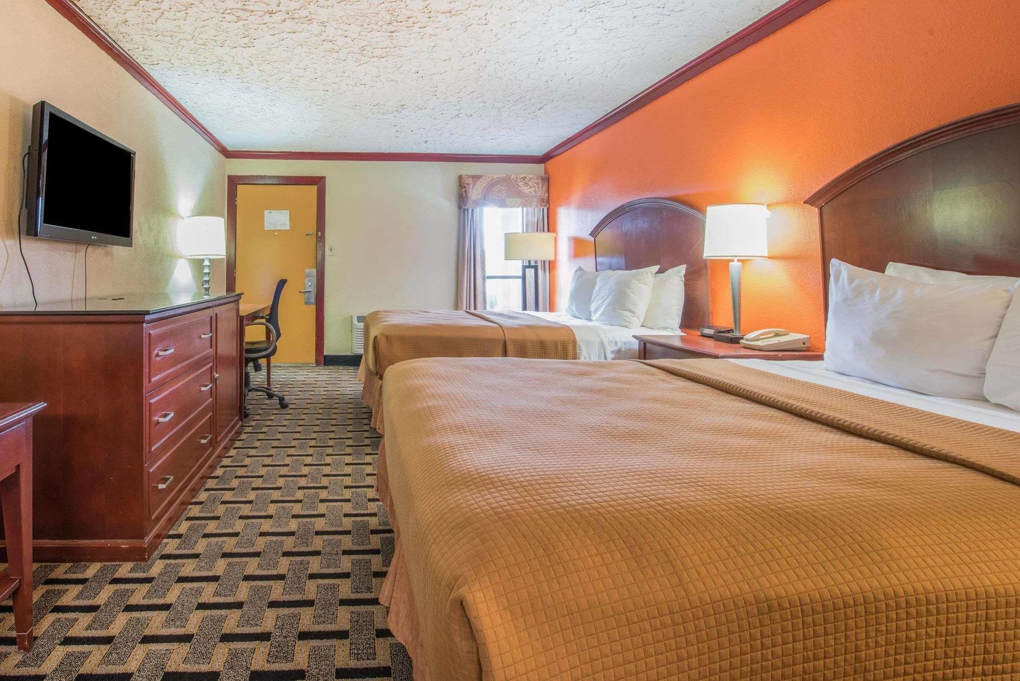 Howard Johnson By Wyndham San Marcos Exterior photo